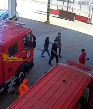 Após atendimento no Batalhão, a criança foi levada para um hospital da região — Foto: Corpo de Bombeiros Militar
