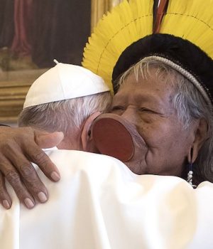 Líder indígena de MT, cacique Raoni, encontra o Papa no Vaticano