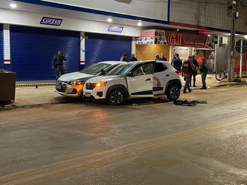 veículos ficaram com várias marcas de tiros – reprodução