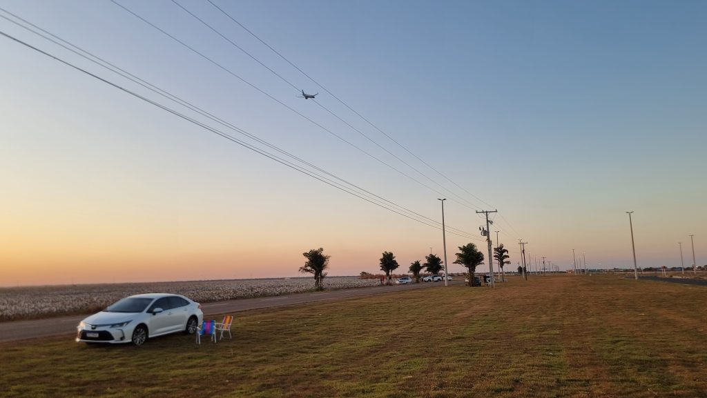 Público se reúne aos domingos para ver decolagem em Sinop