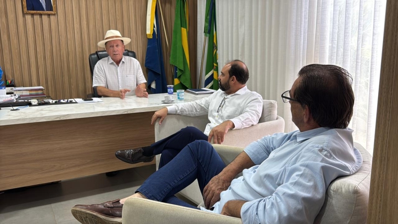 Prefeito Roberto Dorner, diretor da COA Marcos Migliorini e secretário Serafini em reunião (foto: Karoline Kuhn)
